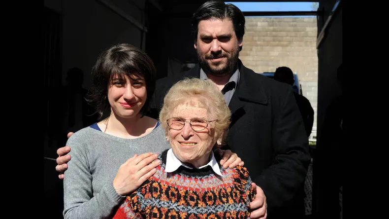 rosa-roisinblit-junto-sus-nietos-mariana-y-guillermo-perez-roisinblit